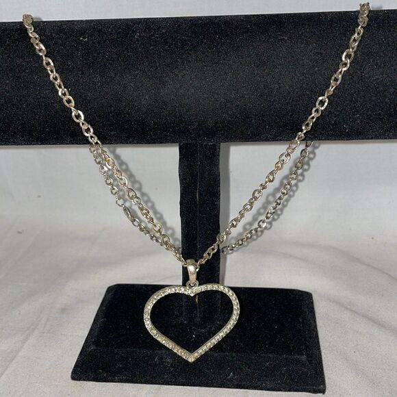 Chain Necklace with a large heart emblem - Picture 1 of 5